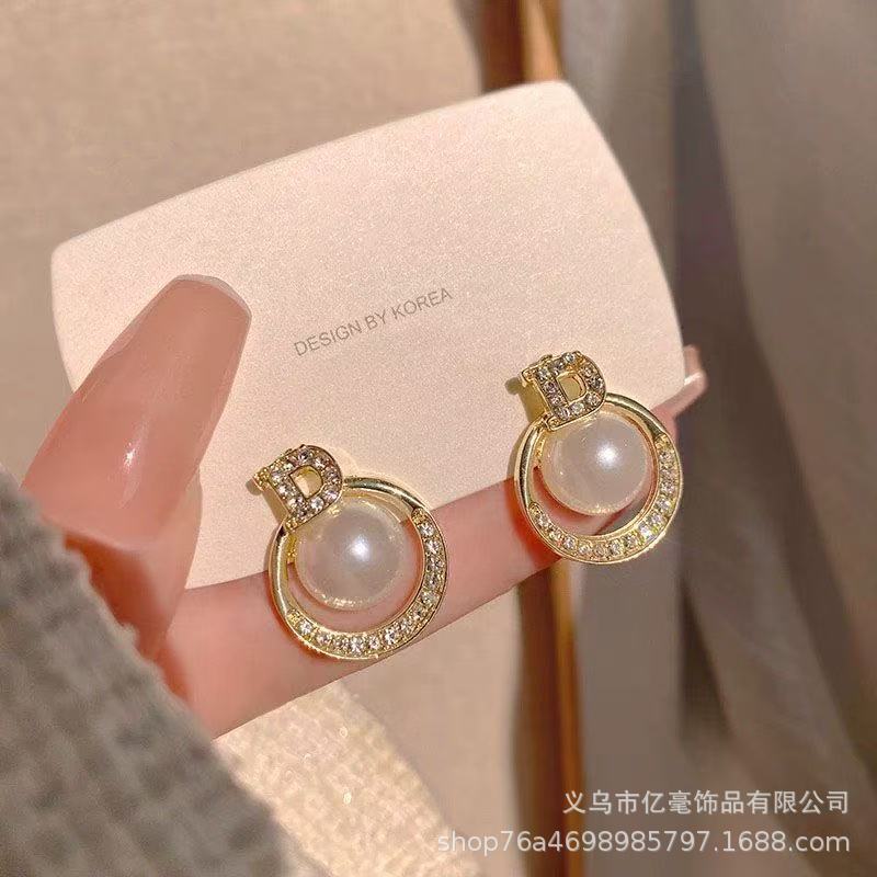 S925 Pendientes de perlas de temperamento Pendientes de lujo ligero de alta gama Pendientes al por mayor y al por menor transfronterizos Mujeres