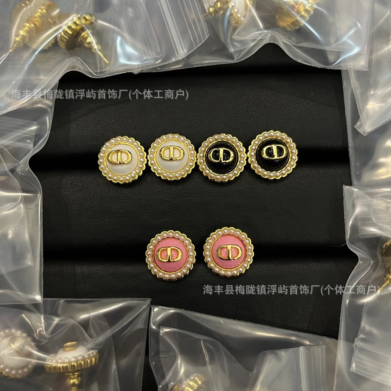 工厂实拍迪家D家字母CD三色圆形珍珠耳钉女黑白粉色耳环批发代发