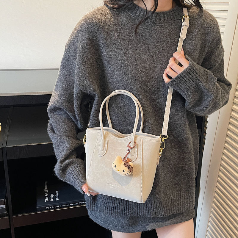 Alta sensación de moda, bolsa de comida de mano, bolsa de invierno para mujeres 2025, nueva bolsa de hombro de lujo ligera, bolsa de hombro versátil