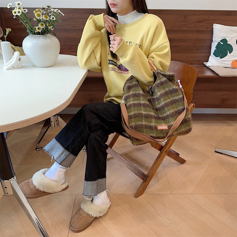 312186 retro woolen Maillard color bag, fashionable single-shoulder women's bag, casual and adjustable, hand-carry and crossbody undefined