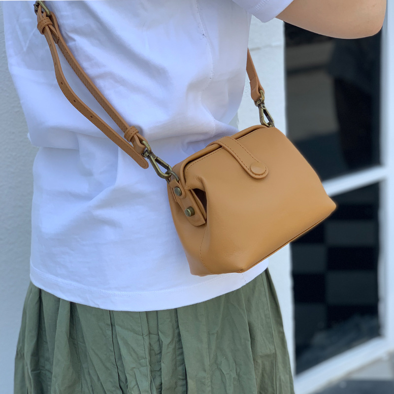 Wholesale New Women's Crossbody Bag Genuine Leather Casual Commuter Doctor Bag Large Capacity Vintage Shoulder Bag Vegetable Tanned Leather - Thumbnail 4