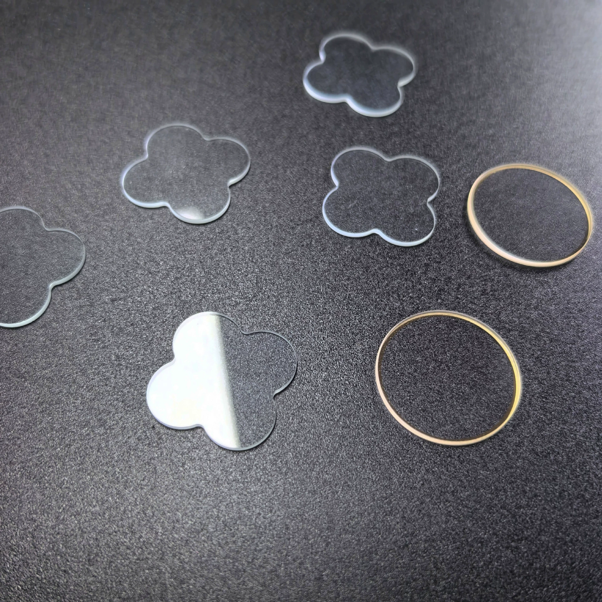 Производитель из Дунгуаня изготавливает на заказ специальные цветочные украшения из закаленного стекла в форме четырехлистного клевера, декоративные ювелирные изделия из стекла специальной формы.