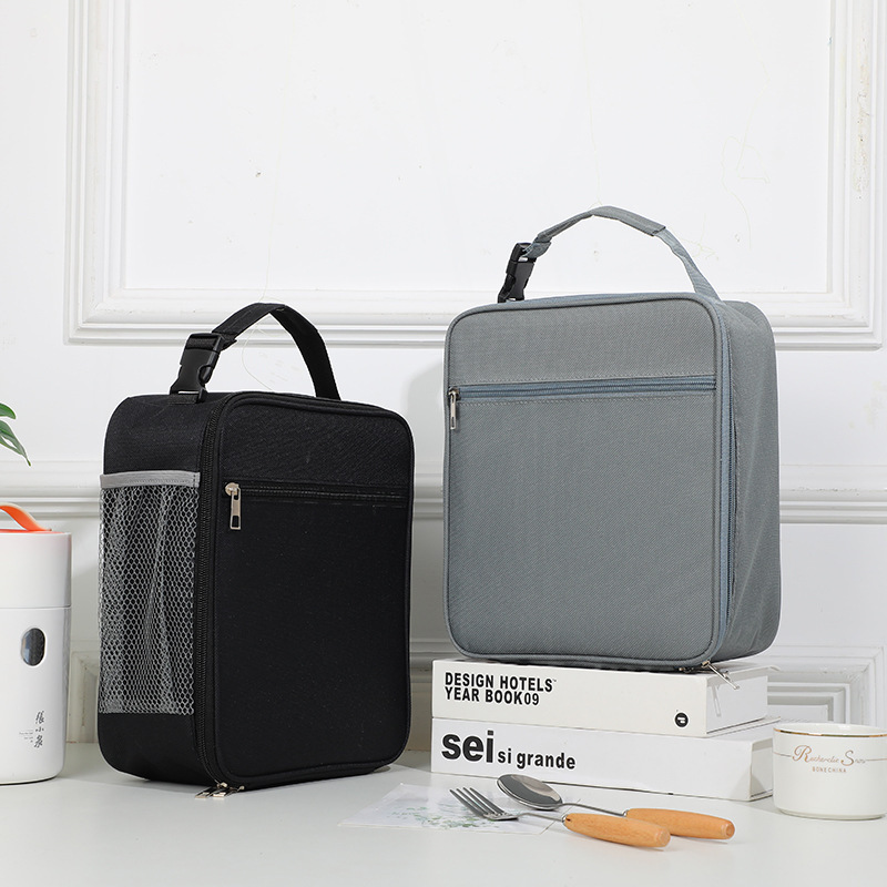 新商品の保温袋携帯型の鮮度保持アイスパックは学生が外出して食事をします。|undefined