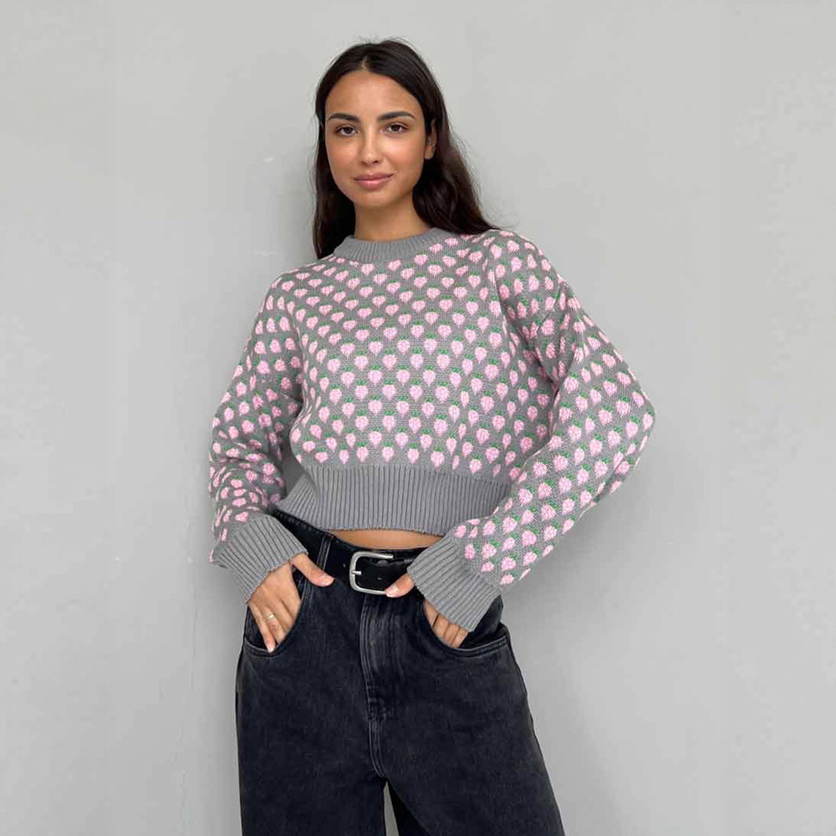 Suéter de cuello redondo transfronterizo 2025, nuevo suéter jacquard de fresa de otoño y invierno, suéter de manga larga corta de estilo europeo y americano para mujeres