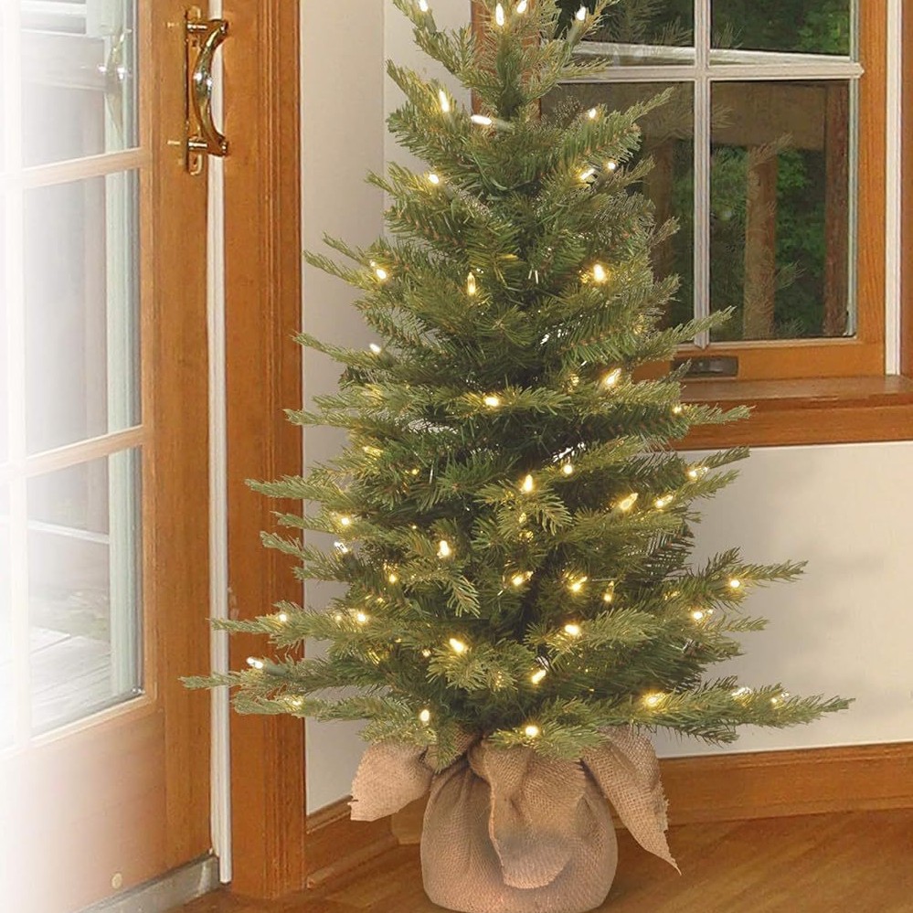 Amazon Venta caliente Mezcla de árbol de Navidad de abeto nórdico Escena navideña Arreglo de árbol de Navidad de luz blanca de lino al por mayor