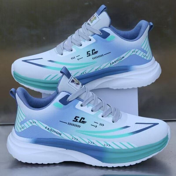 Fashionable sneakers for leisure