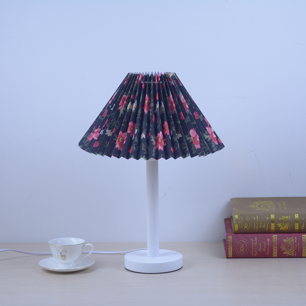 Lámpara de mesa plisada de noche de dormitorio de madera maciza nórdica Corea del Sur internet celebrity ins B & B cafe dormitorio lámpara de decoración nocturna