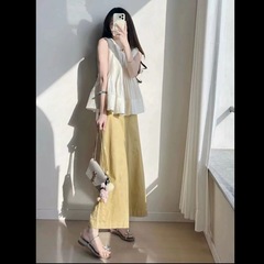 ユニークで美しい美しい小さなスーツ 2025 新しい夏のノースリーブプリーツトップ多用途ワイドレッグパンツ女性のためのツーピースセット