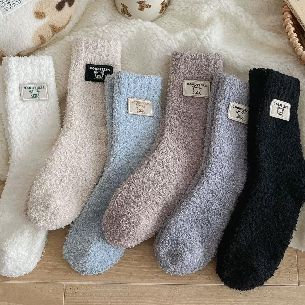 秋冬新款中筒珊瑚绒女袜小熊贴标加绒女袜居家地板袜女加厚保暖袜