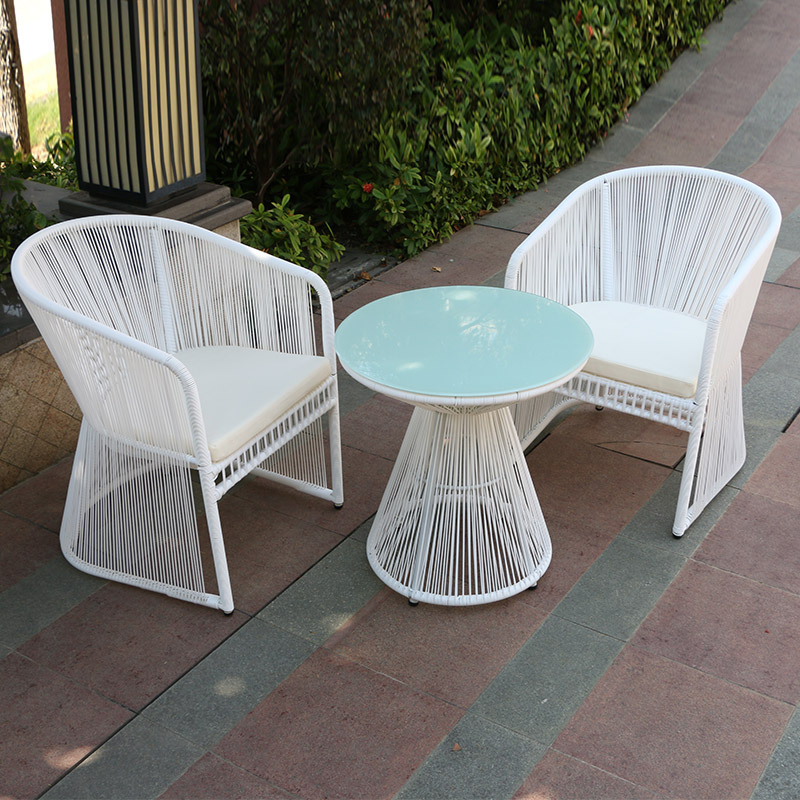 Mesa y silla al aire libre patio al aire libre impermeable protección solar ratán muebles combinación balcón ocio ratán Silla de tres piezas conjunto