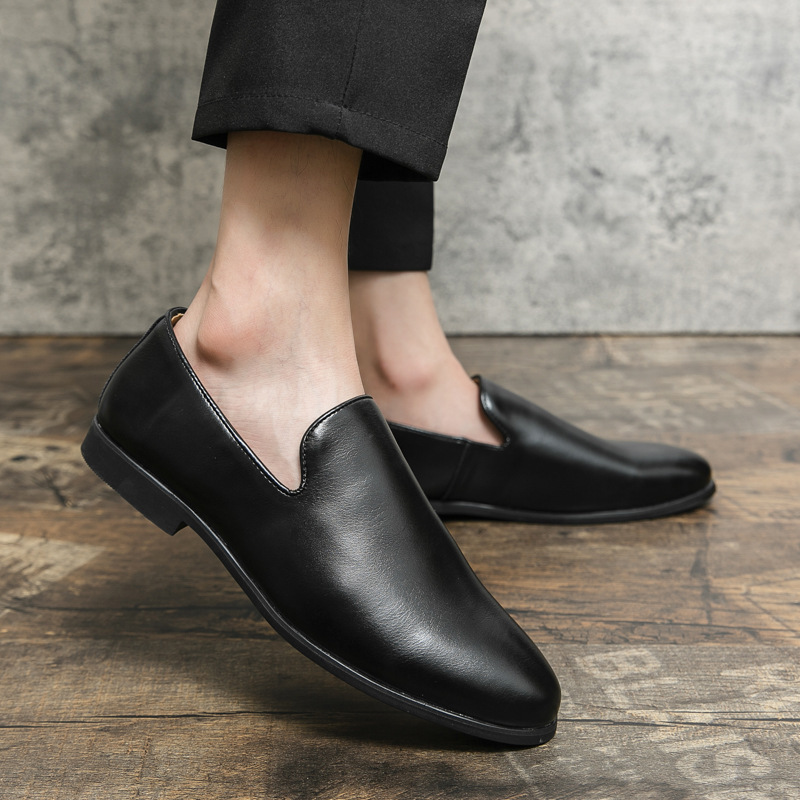 2024 zapatos de hombre coreanos transpirables casuales zapatos de cuero de color sólido zapatos de moda zapatos de beans juveniles un pedazo de zapatos de cuero