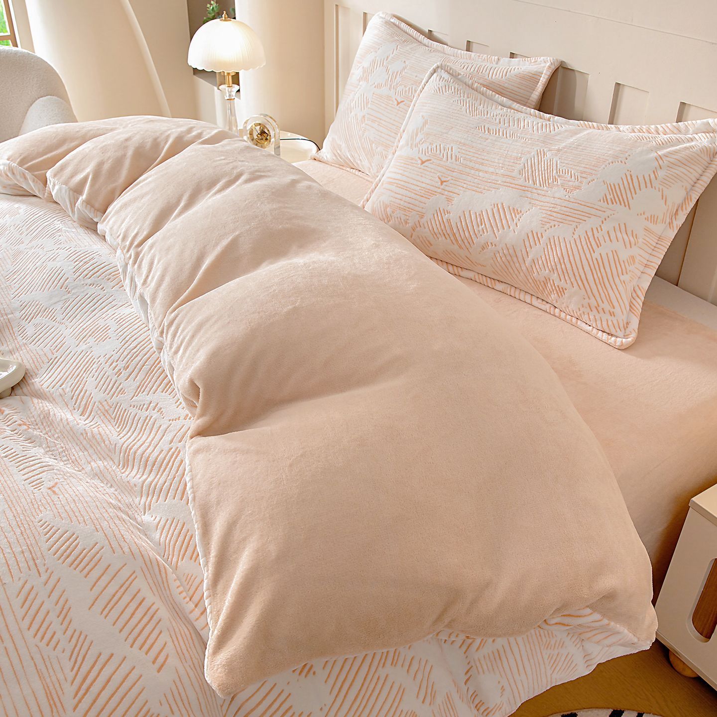 Cama de invierno con cuatro piezas de seda de leche gruesa tallado flange de coral sábanas cubiertas de seda de tres piezas de seda