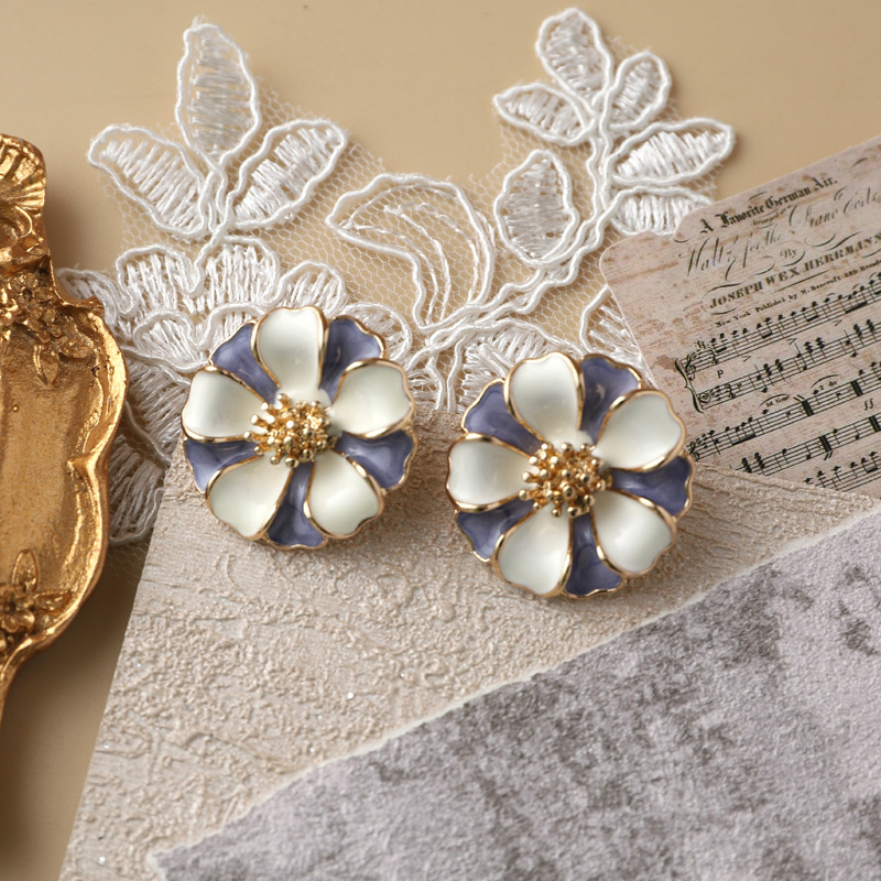 1 Pair Retro Flower Enamel Imitation Pearl Ear Studs display picture 2