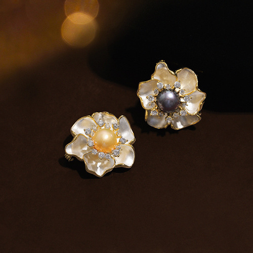 New women's camellia brooch, niche design jewelry, light luxury, retro palace atmosphere, personality and trend