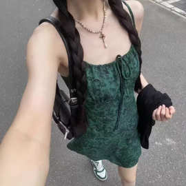 海边度假辣妹绿色碎花吊带连衣裙女夏季小个子设计感收腰系带短裙