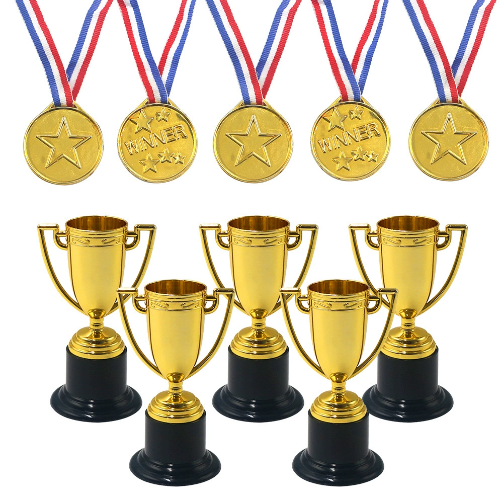 Amazon Детский пластиковый трофей пятизвездочная медаль набор бирки мини-гальваника золотая вечеринка маленькая игрушка для подарков