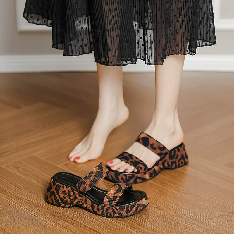 Французские толстые подошвы с леопардовым принтом сандалии женские летние носки 2025 новые слова с повседневным пляжем