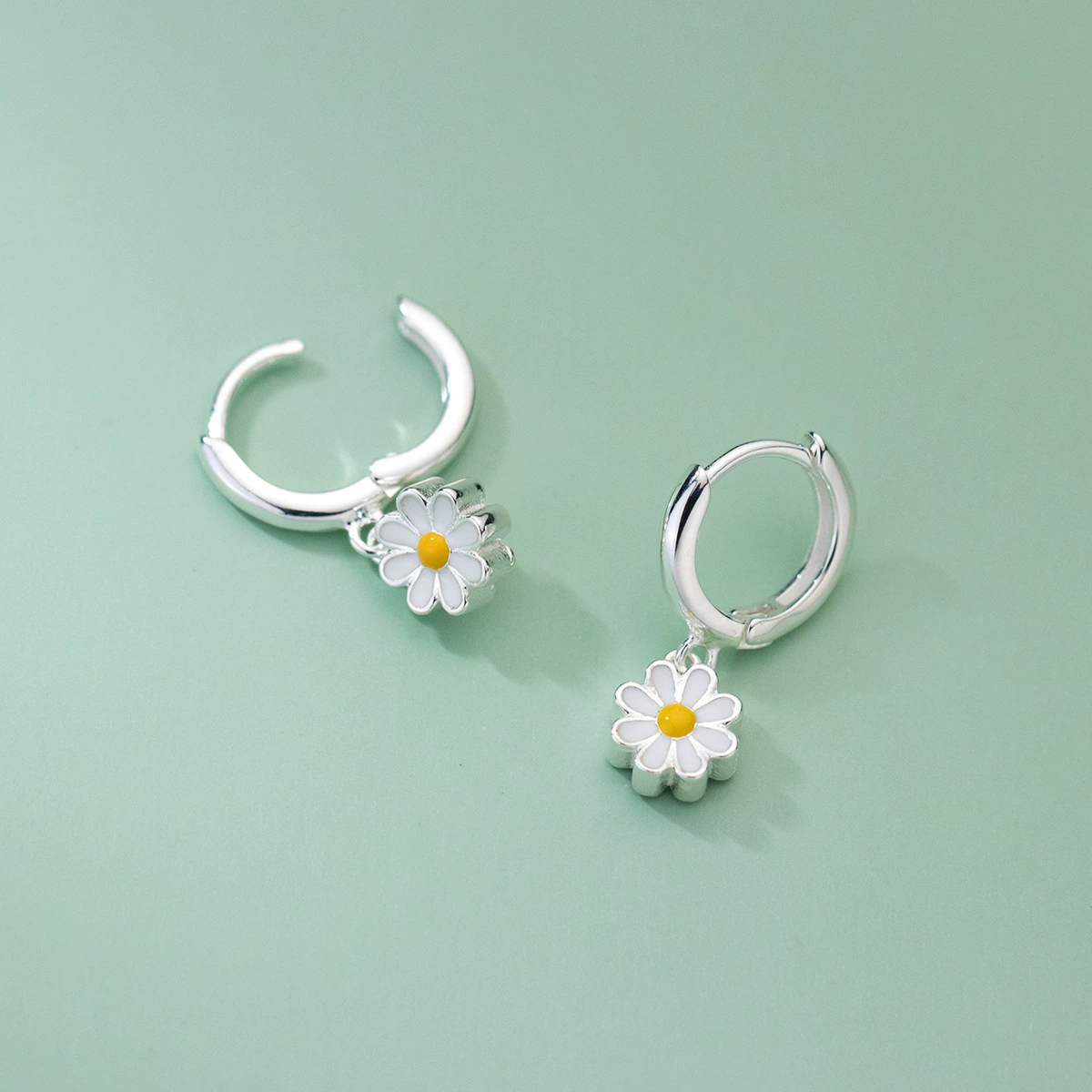 Brand sophisticated earrings, flowered