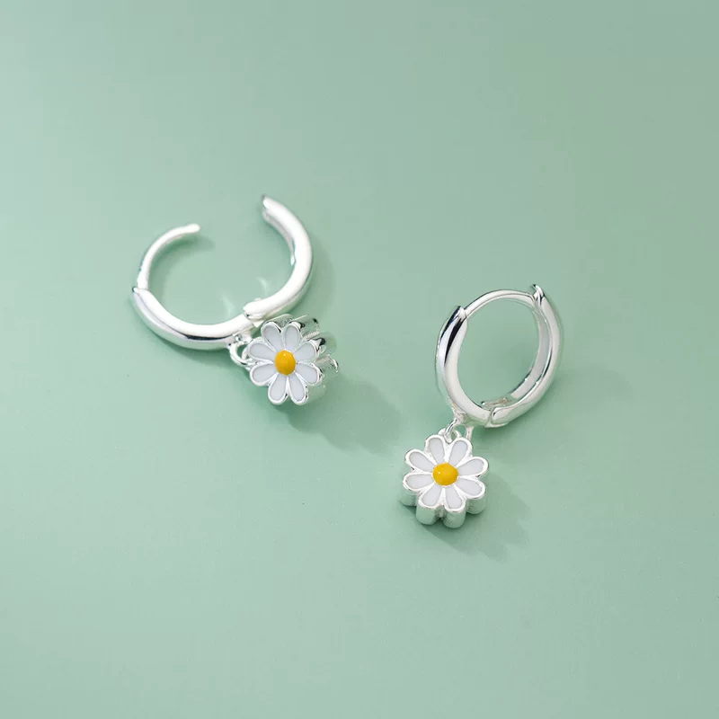 Brand sophisticated earrings, flowered