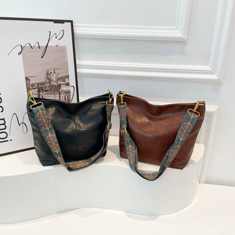 Bolso coreano de gran capacidad para mujeres 2024 otoño y invierno nuevo retro banda ancha mochila de hombro texturizada bolso de cubo de viaje