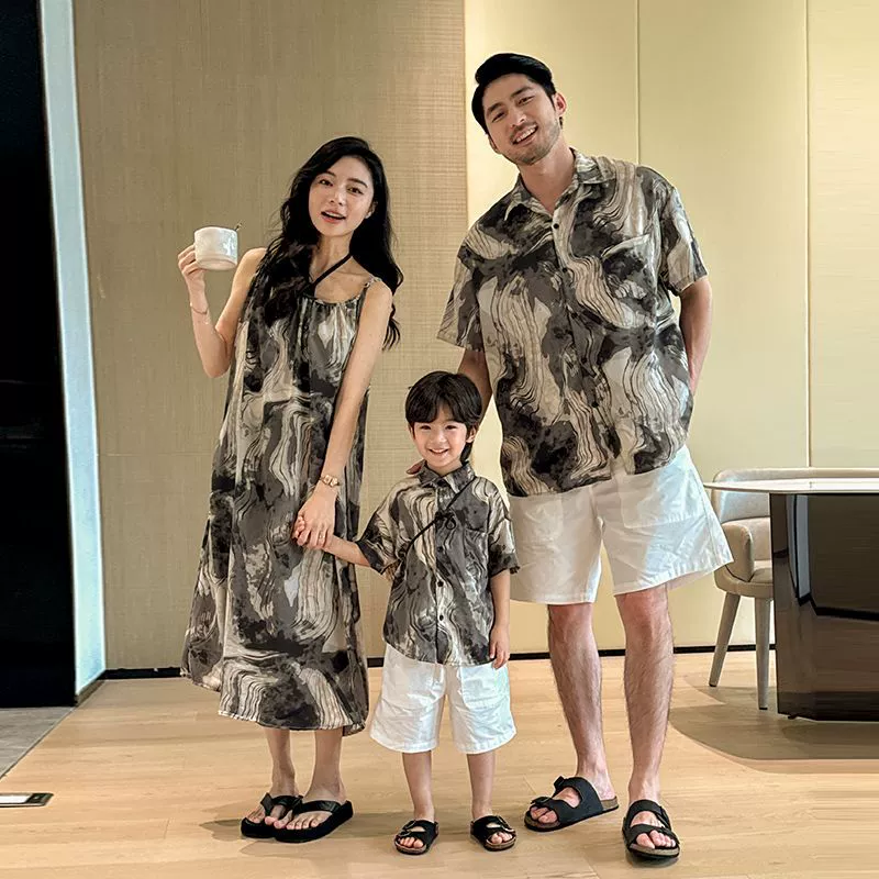 Семейные комплекты для семьи из трех человек: новые летние пляжные платья на бретельках для мамы и дочки и повседневные рубашки для мамы и сына для отдыха на море.