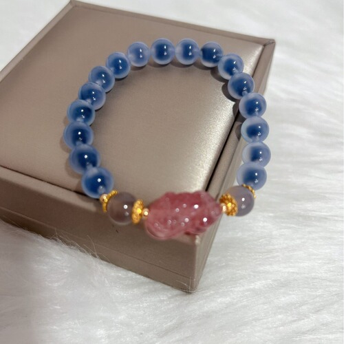 Blue Sugar Heart Agate Bracelet for Women, Ins-Inspired Unique Lightweight Luxury Strawberry Quartz Pi Xiu Charm for Attracting Love, Bracelet as a Gift for Best Friends