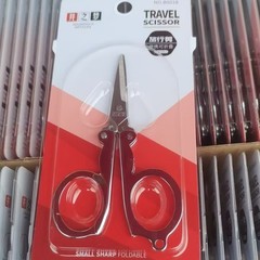 折り畳み式ハサミの文房具は魚の糸を切って携帯のハサミを切ります。