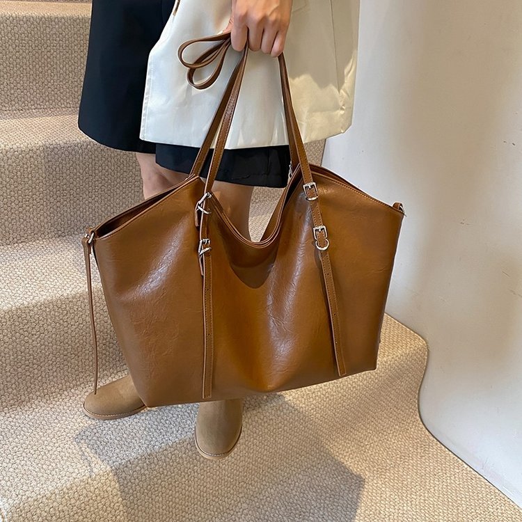 Light luxury, soft, and large capacity new fashionable single shoulder crossbody bag with underarm tote handle to_voghion.com
