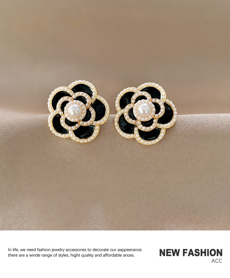 Simple Fashion Pearl Flower Earrings Female Niche Personality Trend Alloy Earrings display picture 10