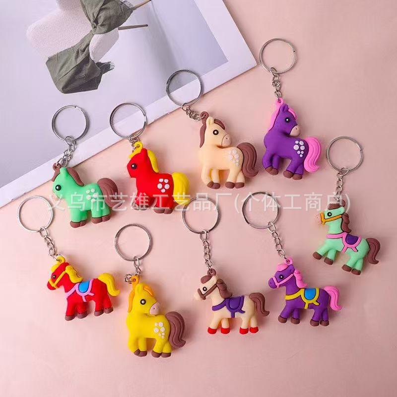 Nuevo estilo de dibujos animados de PVC huevo llavero de fiesta muñeca pequeña decoración creativa pegamento suave adorable colgante al por mayor