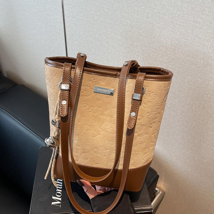 Bolso de tendencia versátil para mujeres 2025, nuevo bolso de cubo de moda casual, bolso de hombro de nicho de alta calidad