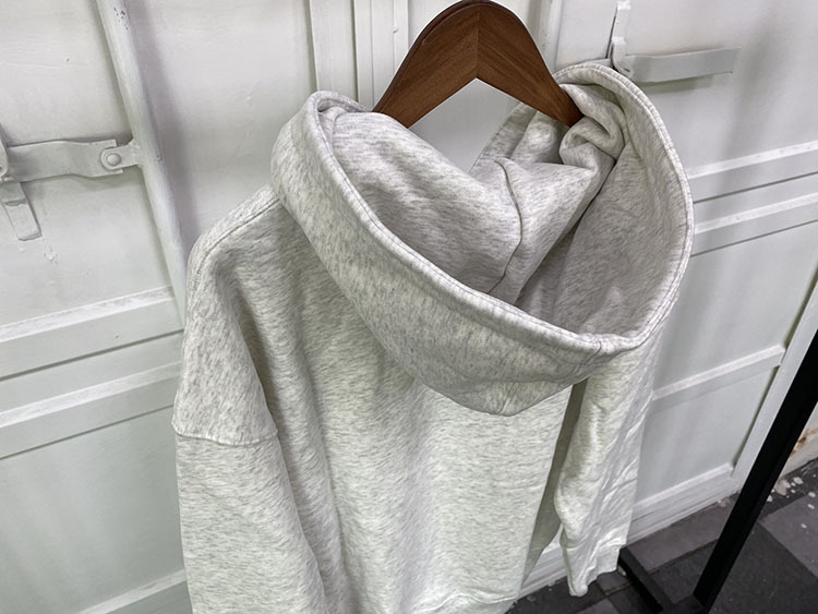 Klassisk damtröja med huva och fleece-foder och bokstäver_voghion.com