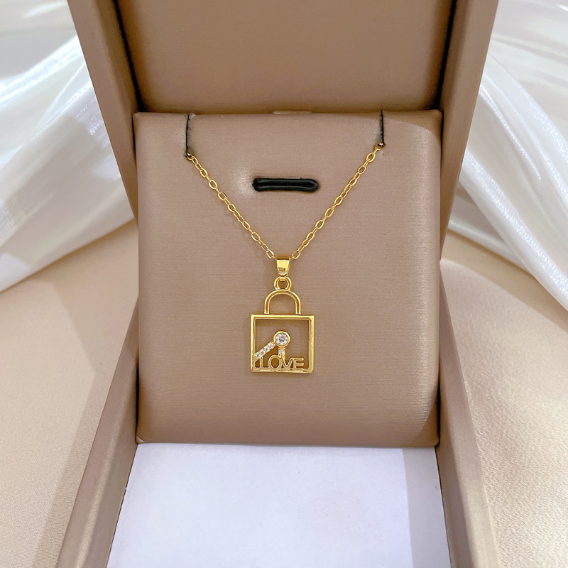 Colar elegante chave e cadeado com strass em aço titânio_voghion.com