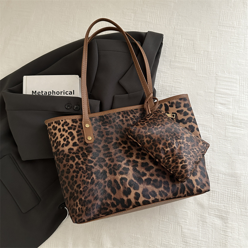Bolsa de moda coreana de gran capacidad de leopardo para mujeres otoño y invierno 2024 nuevo tipo de bolsa de hombro para niños casuales