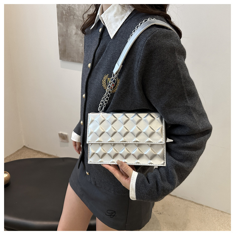 The 2024 autumn new embossed diamond-shaped single-shoulder crossbody bag with a chain design is a niche, fashionable, simple and retro small square bag undefined