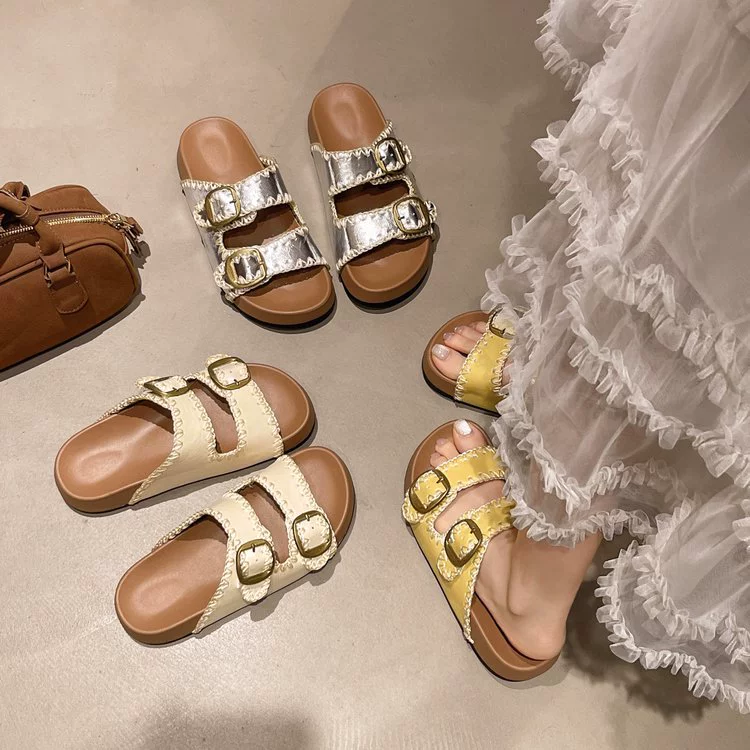 Женские толстоподошвенные серебряные тапочки в клетку, летняя новинка 2025 года, сандалии с двойной пряжкой для отдыха на море, пляжная обувь