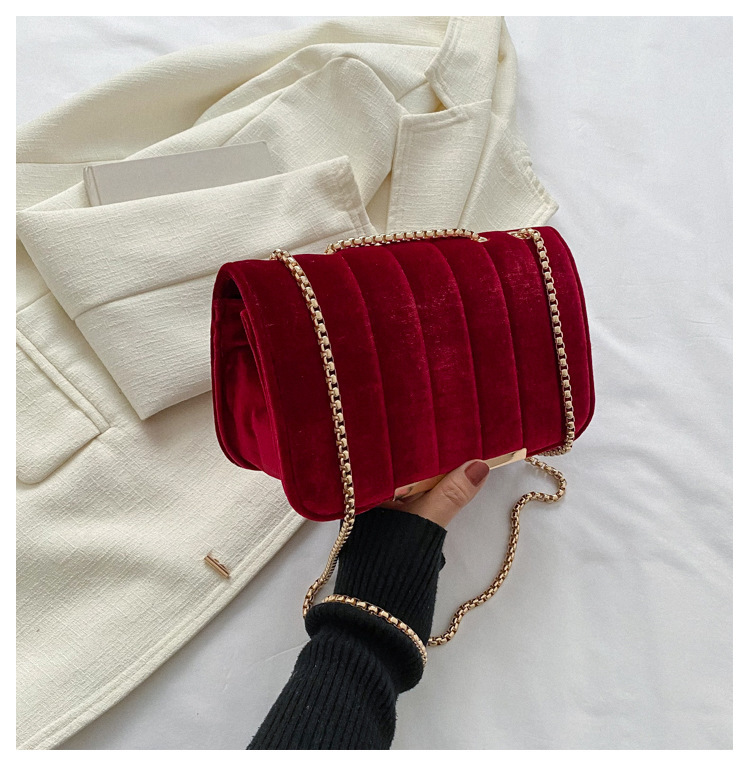 Bolso cuadrado pequeño de moda de terciopelo para mujer 2023 primavera nuevo estilo bolso de hombro de cadena de aire occidental bolso de mensajero simple casual