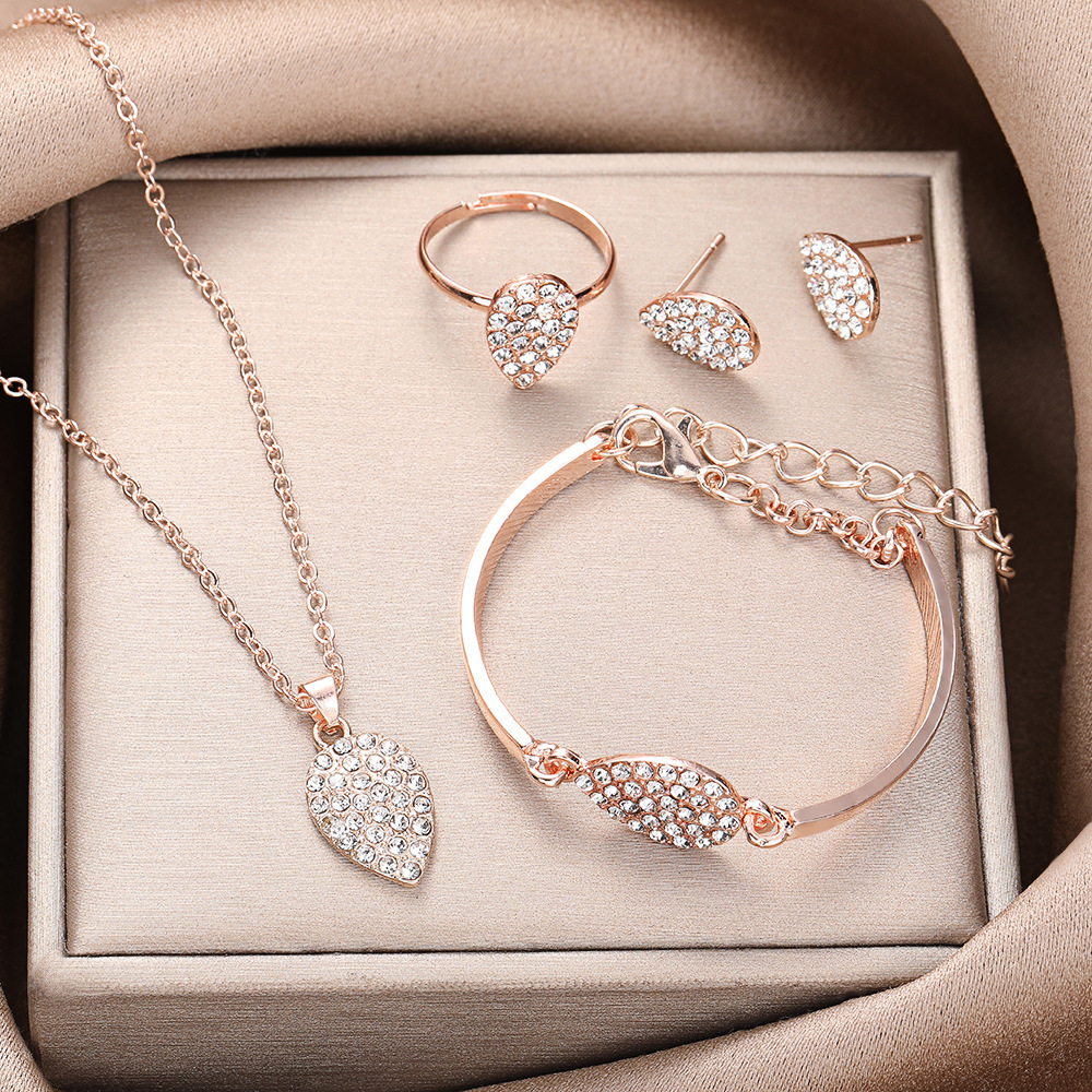 Collar de personalidad de temperamento de moda europea y americana transfronteriza Pendientes Conjunto de anillo Accesorios de cena de cercanías Conjunto de joyería de alta calidad