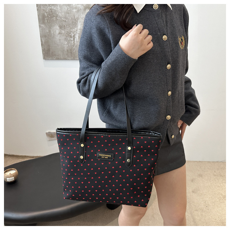 The 2024 new Korean-style tote bag with a college style is stylish, elegant and beautiful. It is a large-capacity single-shoulder and underarm commuter handbag undefined