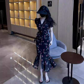 茶歇法式连衣裙2024新款女夏季泡泡袖收腰碎花鱼尾裙开叉包臀