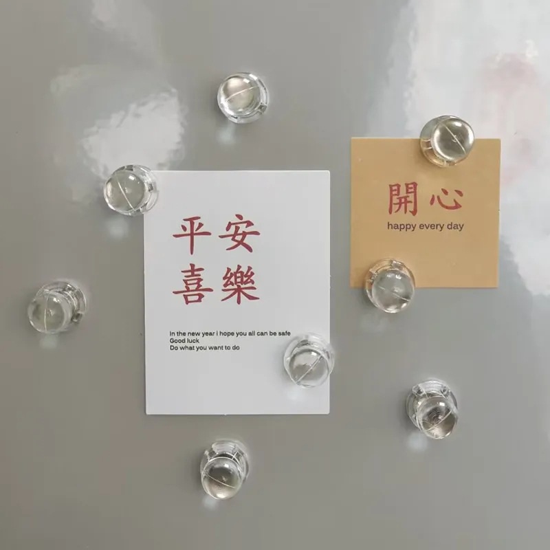 赤い本の同じタイプの磁気釘の冷蔵庫は女子学生の写真の手形の伝言の画鋲の磁気力を貼ってinsのアイデアの装飾を掛けます。