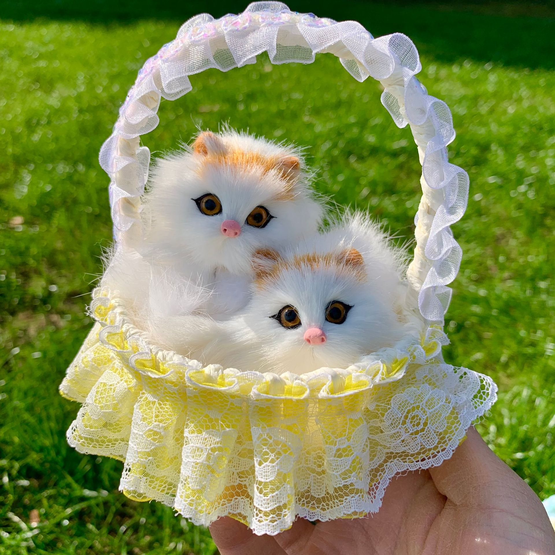 Panier en dentelle jaune mère et enfant chat