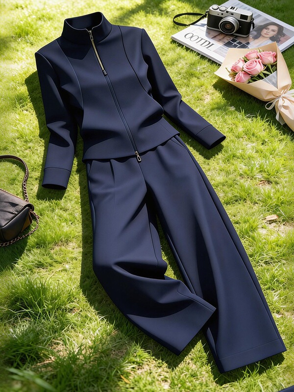 High-end, exquisite zip-up sweatshirt and wide-leg pants two-piece women's outfit, a trendy and casual sportswear set for spring