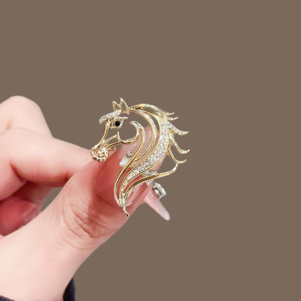Broche Exquisite Hollow Pony 2025, nouveau modèle unisexe, design personnalisé, année du Cheval, accessoire de mode_voghion.com