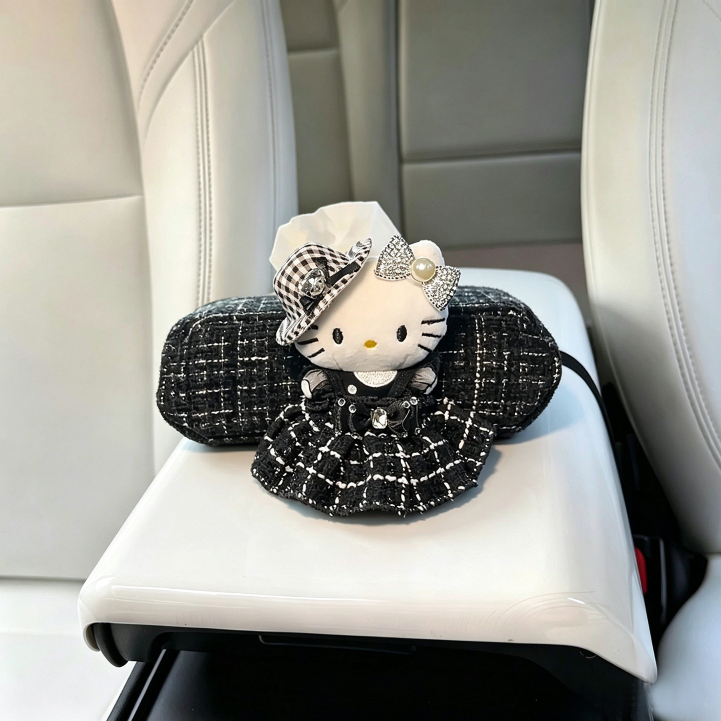Chanel-Style Car Tissue Box with a High-End Feel, Creative Design for the Dashboard, Practical Hanging Type for Women, Armrest Box, Car Pull-Out Type