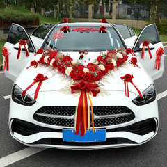 結婚式の結婚車は車の頭の花を飾って結婚します。