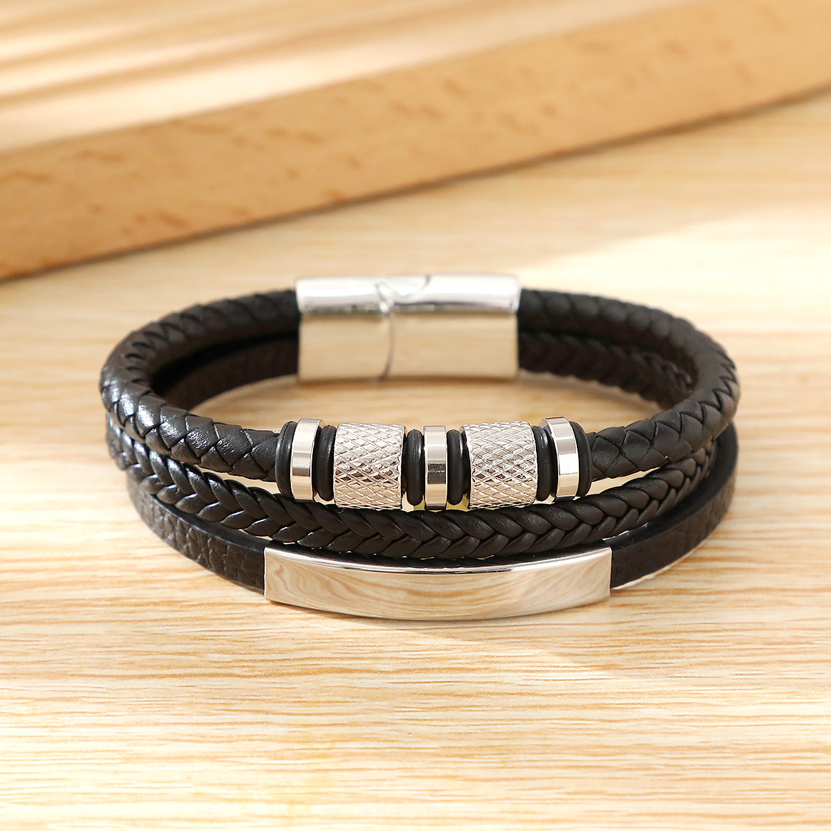Pulseira masculina multicamada de couro trançado com fecho_voghion.com