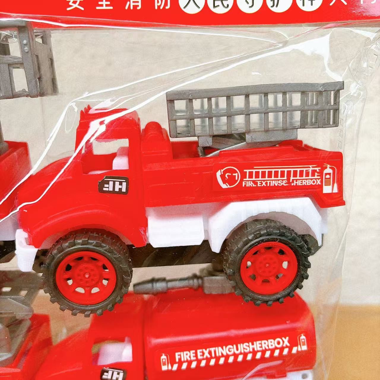 Venta al por mayor vehículo de ingeniería modelo de camión de bomberos inercia Tire hacia atrás traje de coche tarjeta cabeza bolsa cuatro Paquete de coche de juguete para niños puesto