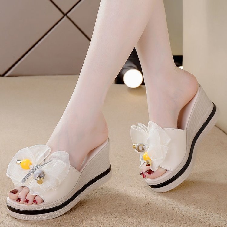 Zapatillas de aumento de altura de cuero suave 2023 Verano nuevas zapatillas al aire libre de las mujeres de fondo grueso inferior suave zapatillas antideslizantes mujeres