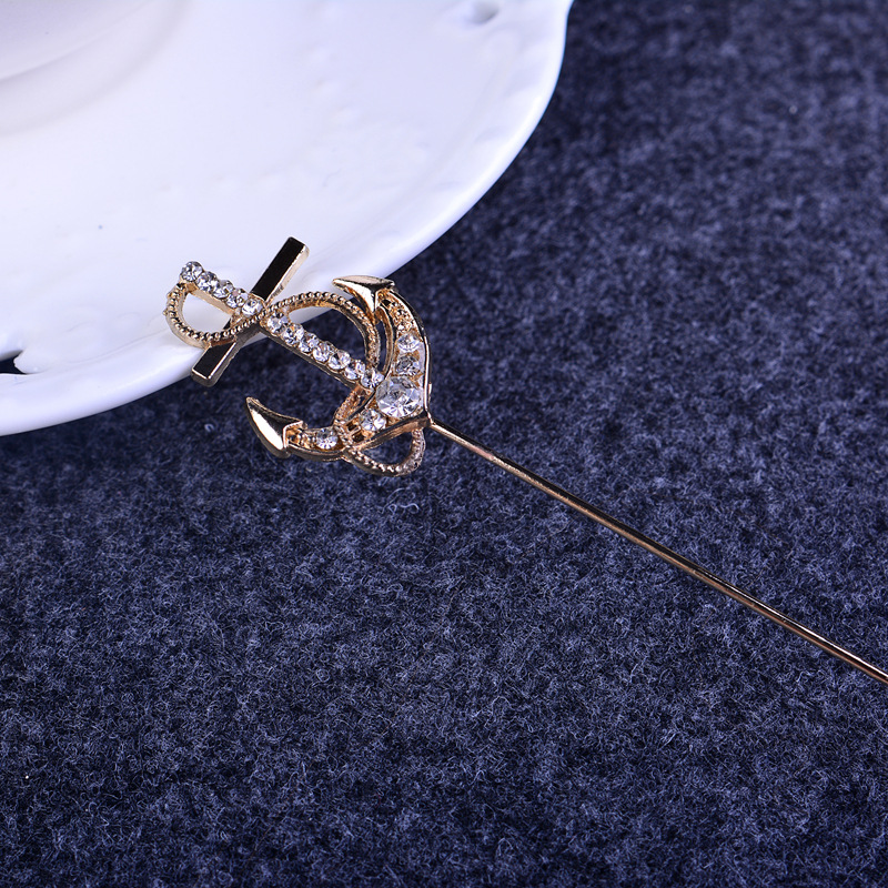 Spilla da uomo vintage con cristalli per look minimalisti_voghion.com
